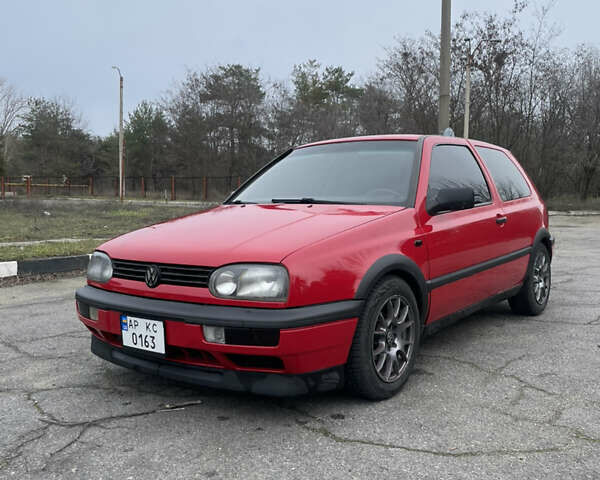 Красный Фольксваген Гольф, объемом двигателя 1.6 л и пробегом 400 тыс. км за 2800 $, фото 1 на Automoto.ua