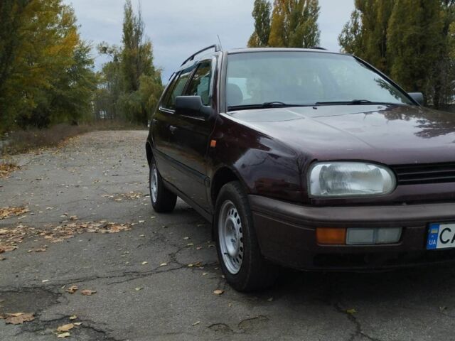 Фольксваген Гольф 1998 в Черкассах на Automoto.ua Красный Фольксваген Гольф, объемом двигателя 1 л и пробегом 1 тыс. км за 1550 $, фото 1 на Automoto.ua