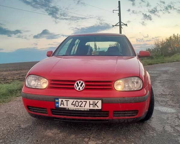 Красный Фольксваген Гольф, объемом двигателя 1.39 л и пробегом 263 тыс. км за 3200 $, фото 1 на Automoto.ua