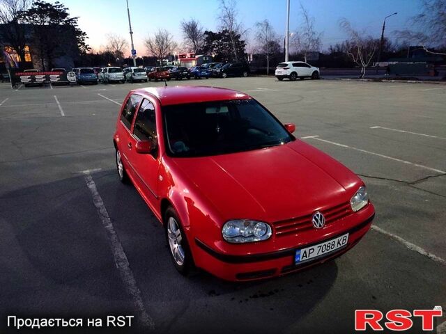 Красный Фольксваген Гольф, объемом двигателя 1.6 л и пробегом 258 тыс. км за 4200 $, фото 1 на Automoto.ua