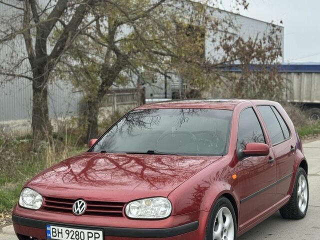 Красный Фольксваген Гольф, объемом двигателя 1.6 л и пробегом 320 тыс. км за 3499 $, фото 1 на Automoto.ua