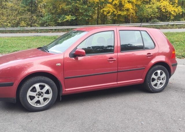 Красный Фольксваген Гольф, объемом двигателя 1.4 л и пробегом 250 тыс. км за 4800 $, фото 1 на Automoto.ua