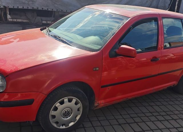Красный Фольксваген Гольф, объемом двигателя 1 л и пробегом 230 тыс. км за 900 $, фото 1 на Automoto.ua
