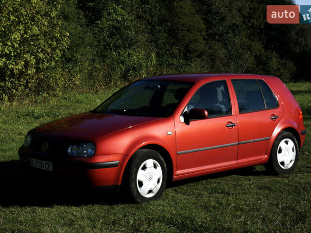 Красный Фольксваген Гольф, объемом двигателя 1.6 л и пробегом 225 тыс. км за 4150 $, фото 1 на Automoto.ua