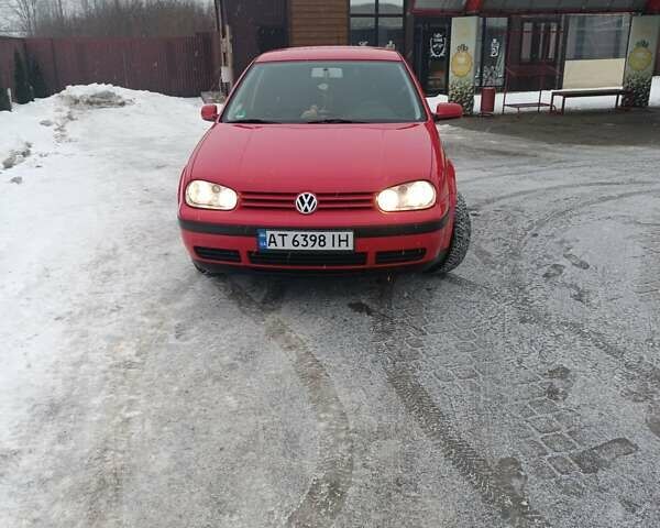 Красный Фольксваген Гольф, объемом двигателя 1.6 л и пробегом 185 тыс. км за 5400 $, фото 1 на Automoto.ua