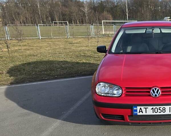Красный Фольксваген Гольф, объемом двигателя 1.6 л и пробегом 229 тыс. км за 5000 $, фото 1 на Automoto.ua