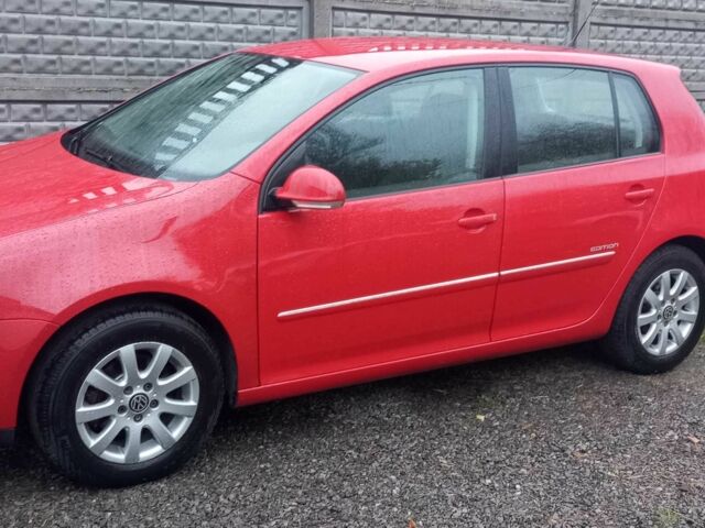 Красный Фольксваген Гольф, объемом двигателя 1.4 л и пробегом 125 тыс. км за 5999 $, фото 1 на Automoto.ua
