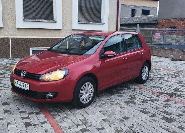 Красный Фольксваген Гольф, объемом двигателя 1.6 л и пробегом 196 тыс. км за 8000 $, фото 1 на Automoto.ua