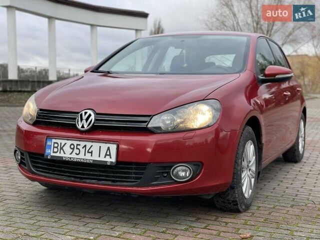 Красный Фольксваген Гольф, объемом двигателя 1.6 л и пробегом 299 тыс. км за 7099 $, фото 1 на Automoto.ua