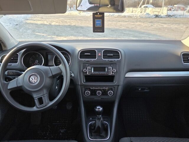 Красный Фольксваген Гольф, объемом двигателя 1.2 л и пробегом 158 тыс. км за 4900 $, фото 1 на Automoto.ua