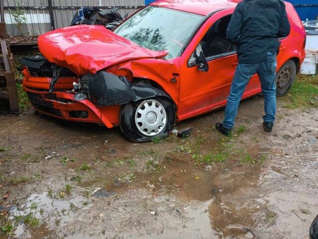 Красный Фольксваген Гольф, объемом двигателя 1.6 л и пробегом 284 тыс. км за 1500 $, фото 1 на Automoto.ua