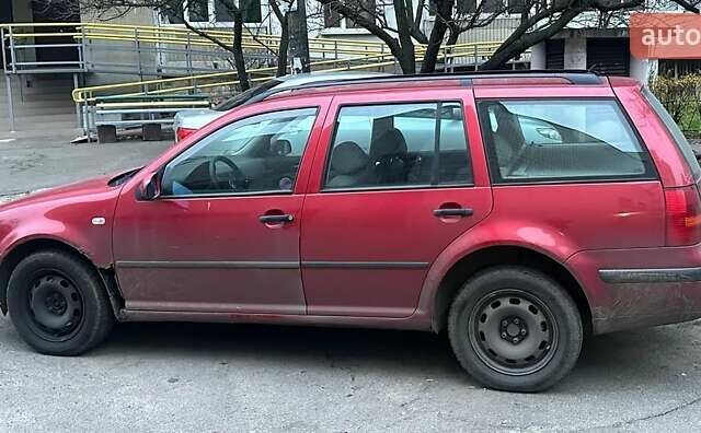 Красный Фольксваген Гольф, объемом двигателя 1.6 л и пробегом 332 тыс. км за 3100 $, фото 1 на Automoto.ua