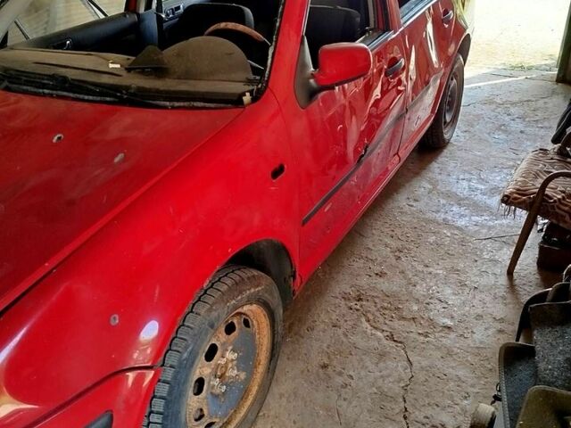 Красный Фольксваген Гольф, объемом двигателя 1.4 л и пробегом 200 тыс. км за 1000 $, фото 1 на Automoto.ua