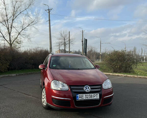 Красный Фольксваген Гольф, объемом двигателя 1.6 л и пробегом 308 тыс. км за 5600 $, фото 1 на Automoto.ua