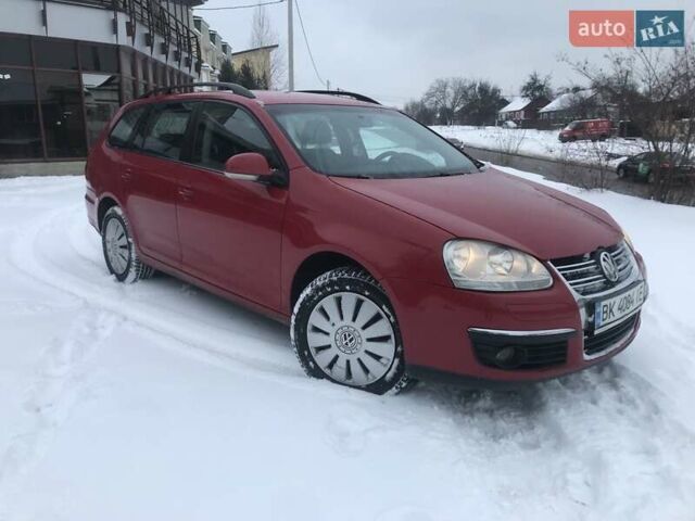 Красный Фольксваген Гольф, объемом двигателя 1.6 л и пробегом 245 тыс. км за 6319 $, фото 1 на Automoto.ua