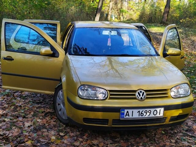 Желтый Фольксваген Гольф, объемом двигателя 1.4 л и пробегом 229 тыс. км за 3000 $, фото 1 на Automoto.ua