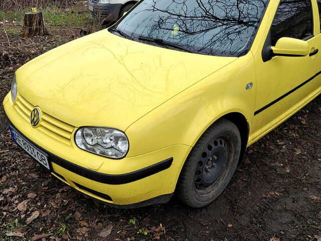 Желтый Фольксваген Гольф, объемом двигателя 1.4 л и пробегом 204 тыс. км за 3900 $, фото 1 на Automoto.ua