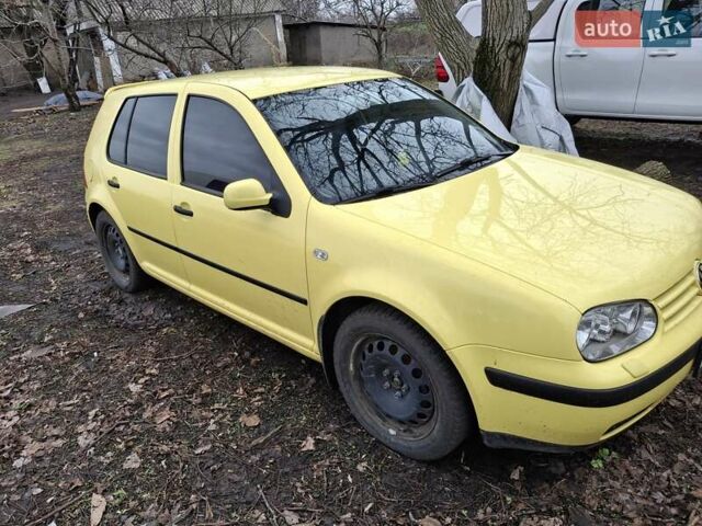 Желтый Фольксваген Гольф, объемом двигателя 1.39 л и пробегом 200 тыс. км за 3900 $, фото 1 на Automoto.ua