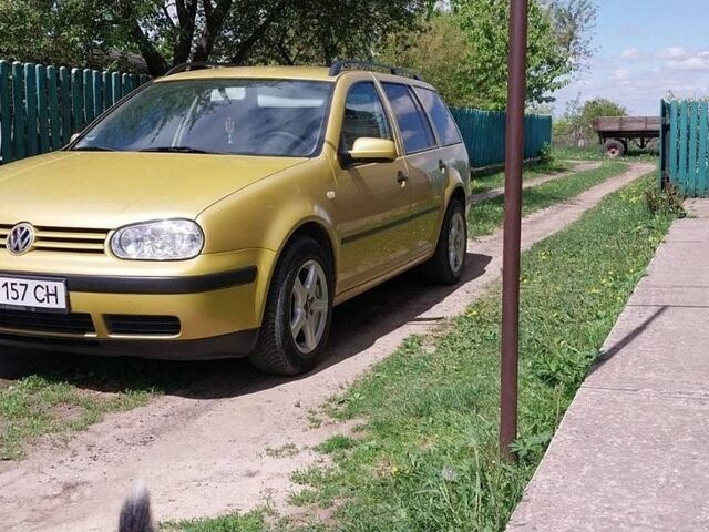 Желтый Фольксваген Гольф, объемом двигателя 1.9 л и пробегом 396 тыс. км за 3700 $, фото 1 на Automoto.ua