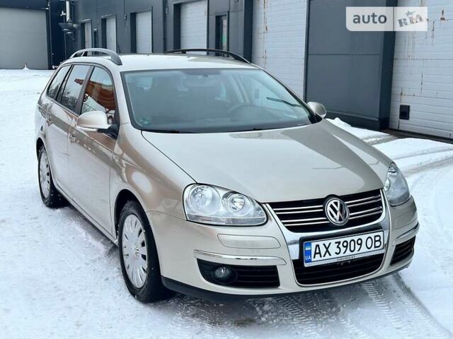 Желтый Фольксваген Гольф, объемом двигателя 1.6 л и пробегом 210 тыс. км за 5900 $, фото 1 на Automoto.ua