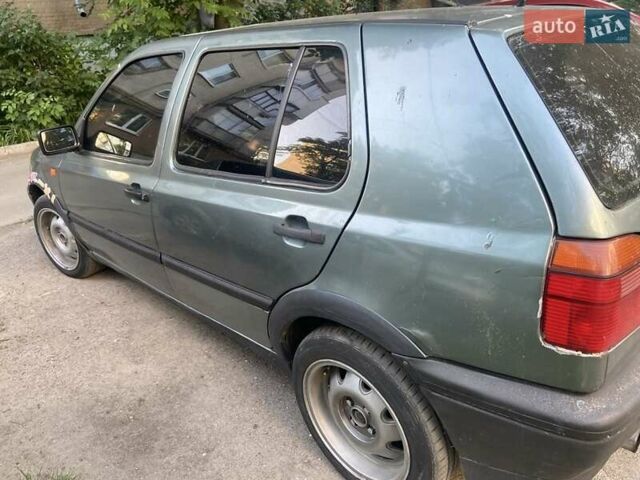 Серый Фольксваген Гольф, объемом двигателя 1.8 л и пробегом 100 тыс. км за 2000 $, фото 1 на Automoto.ua