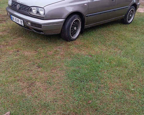 Серый Фольксваген Гольф, объемом двигателя 1.78 л и пробегом 333 тыс. км за 2200 $, фото 1 на Automoto.ua