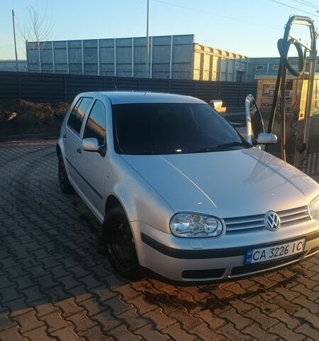 Серый Фольксваген Гольф, объемом двигателя 1.6 л и пробегом 400 тыс. км за 3900 $, фото 1 на Automoto.ua