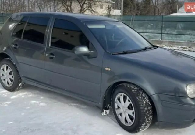 Серый Фольксваген Гольф, объемом двигателя 1.6 л и пробегом 300 тыс. км за 3100 $, фото 1 на Automoto.ua