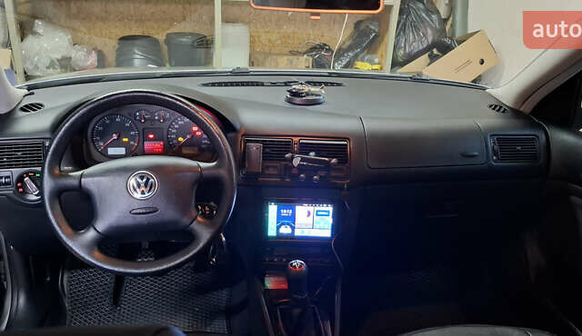 Сірий Фольксваген Гольф, об'ємом двигуна 1.6 л та пробігом 251 тис. км за 5300 $, фото 1 на Automoto.ua