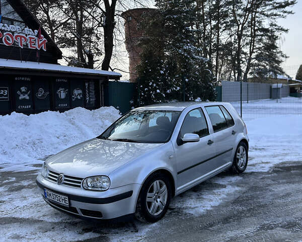 Серый Фольксваген Гольф, объемом двигателя 1.6 л и пробегом 200 тыс. км за 4500 $, фото 1 на Automoto.ua