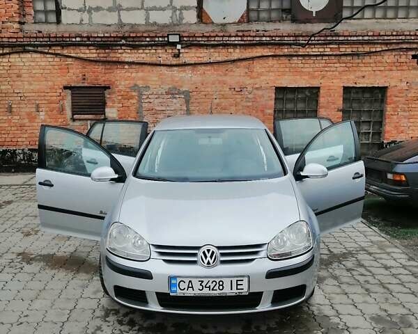 Серый Фольксваген Гольф, объемом двигателя 1.4 л и пробегом 220 тыс. км за 5200 $, фото 1 на Automoto.ua