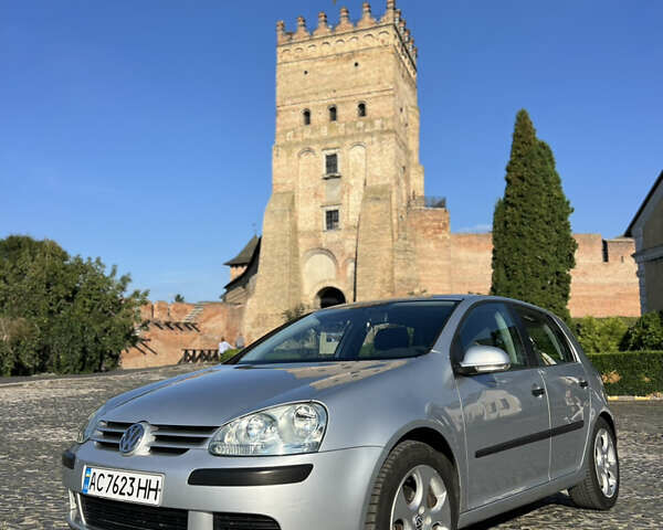 Фольксваген Гольф 2004 у Луцьку на Automoto.ua Сірий Фольксваген Гольф, об'ємом двигуна 1.6 л та пробігом 261 тис. км за 5400 $, фото 1 на Automoto.ua