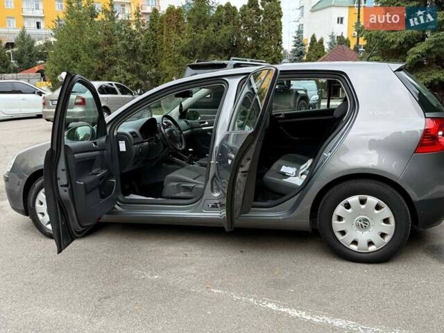 Серый Фольксваген Гольф, объемом двигателя 1.6 л и пробегом 238 тыс. км за 6300 $, фото 1 на Automoto.ua