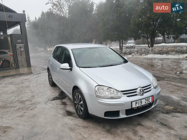Серый Фольксваген Гольф, объемом двигателя 1.4 л и пробегом 235 тыс. км за 5500 $, фото 1 на Automoto.ua