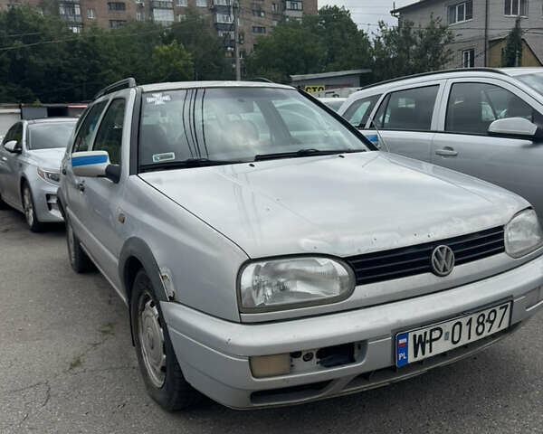 Серый Фольксваген Гольф, объемом двигателя 1.8 л и пробегом 300 тыс. км за 1600 $, фото 1 на Automoto.ua