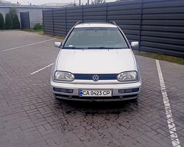 Серый Фольксваген Гольф, объемом двигателя 1.6 л и пробегом 300 тыс. км за 3300 $, фото 1 на Automoto.ua