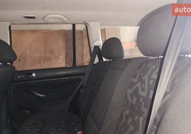 Серый Фольксваген Гольф, объемом двигателя 1.6 л и пробегом 300 тыс. км за 2700 $, фото 1 на Automoto.ua