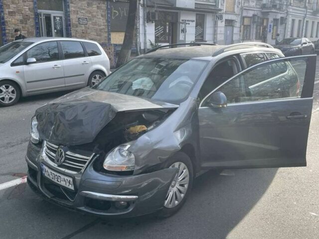 Серый Фольксваген Гольф, объемом двигателя 1.4 л и пробегом 245 тыс. км за 3000 $, фото 1 на Automoto.ua