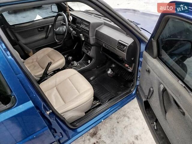 Синий Фольксваген Гольф, объемом двигателя 1.59 л и пробегом 350 тыс. км за 1100 $, фото 1 на Automoto.ua
