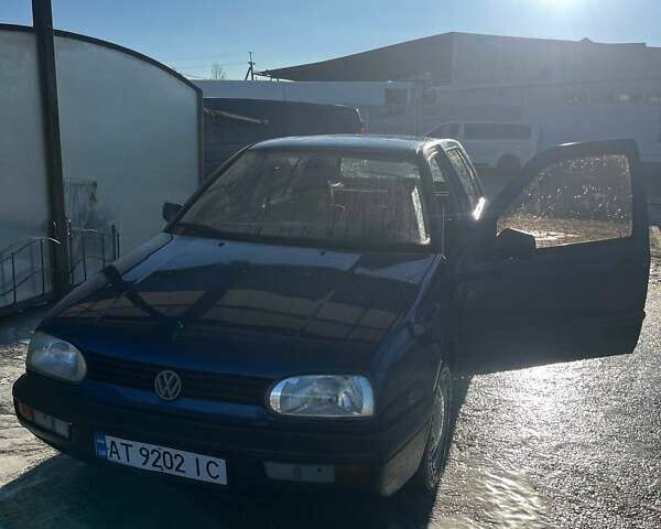 Синий Фольксваген Гольф, объемом двигателя 1.8 л и пробегом 110 тыс. км за 2000 $, фото 1 на Automoto.ua