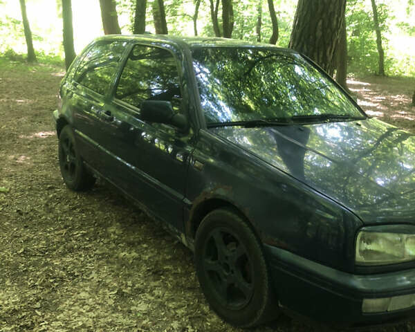 Синий Фольксваген Гольф, объемом двигателя 1.6 л и пробегом 400 тыс. км за 2000 $, фото 1 на Automoto.ua