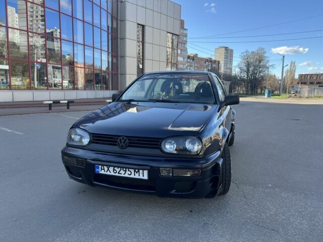Синий Фольксваген Гольф, объемом двигателя 1.6 л и пробегом 333 тыс. км за 2000 $, фото 1 на Automoto.ua