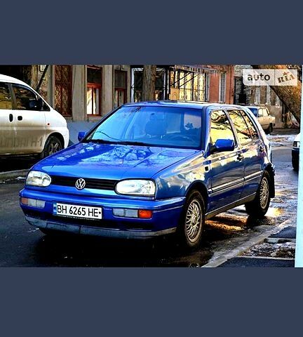 Синий Фольксваген Гольф, объемом двигателя 1.8 л и пробегом 300 тыс. км за 1800 $, фото 1 на Automoto.ua