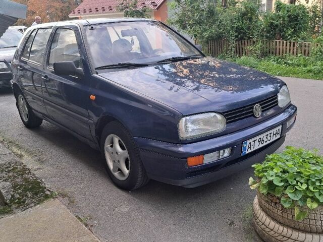 Синий Фольксваген Гольф, объемом двигателя 1.8 л и пробегом 344 тыс. км за 2000 $, фото 1 на Automoto.ua