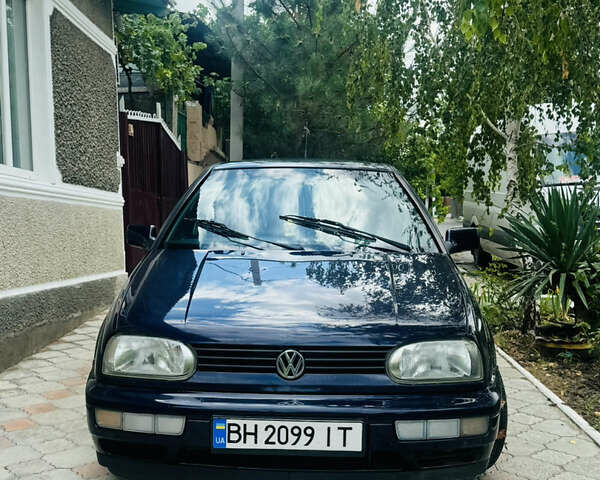 Синий Фольксваген Гольф, объемом двигателя 1.78 л и пробегом 60 тыс. км за 4000 $, фото 1 на Automoto.ua