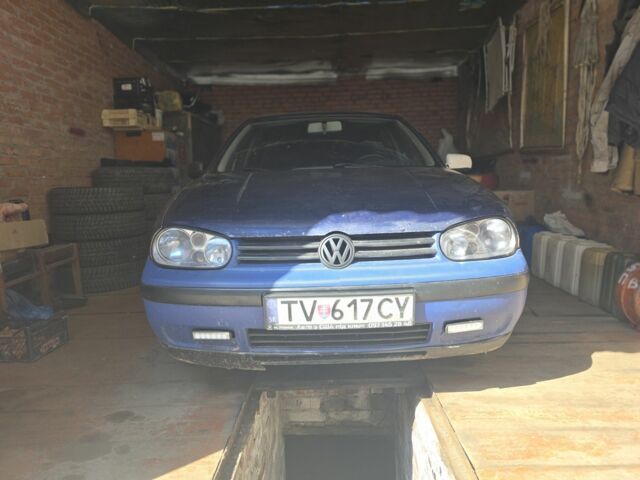 Синий Фольксваген Гольф, объемом двигателя 2 л и пробегом 300 тыс. км за 900 $, фото 1 на Automoto.ua