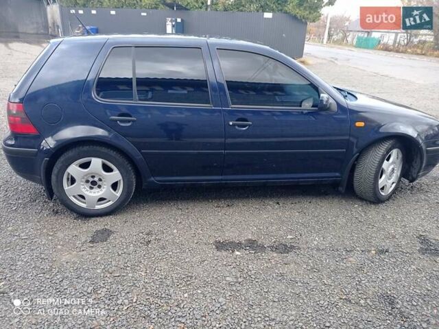 Синий Фольксваген Гольф, объемом двигателя 1.6 л и пробегом 300 тыс. км за 3600 $, фото 1 на Automoto.ua