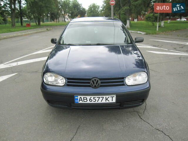 Синий Фольксваген Гольф, объемом двигателя 1.6 л и пробегом 400 тыс. км за 3500 $, фото 1 на Automoto.ua
