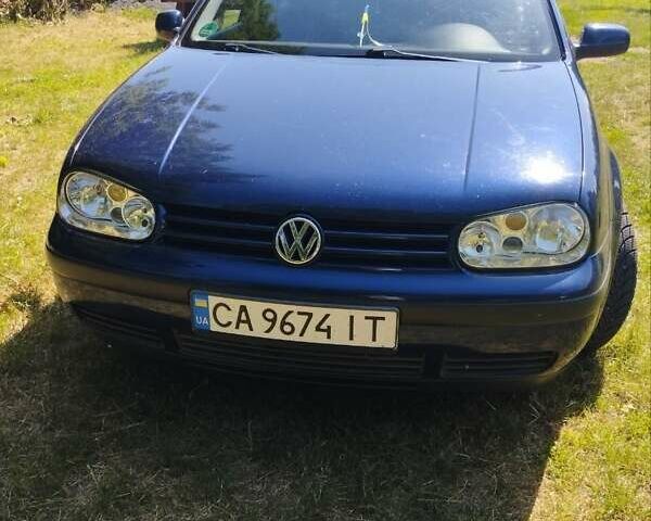 Синий Фольксваген Гольф, объемом двигателя 1.6 л и пробегом 200 тыс. км за 3800 $, фото 1 на Automoto.ua