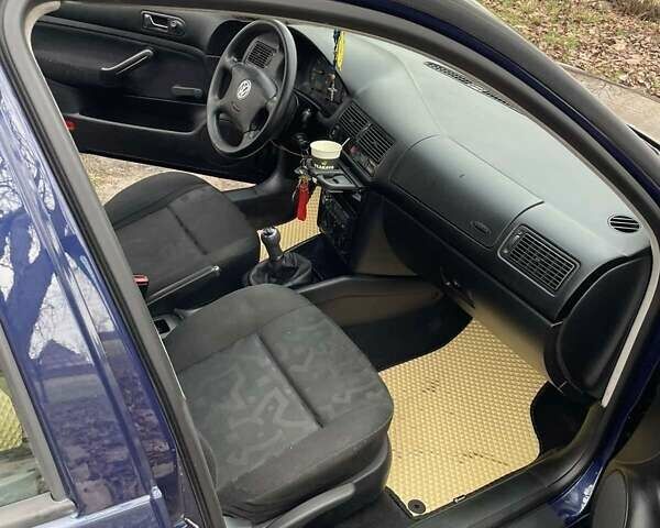 Синий Фольксваген Гольф, объемом двигателя 1.6 л и пробегом 301 тыс. км за 3600 $, фото 1 на Automoto.ua